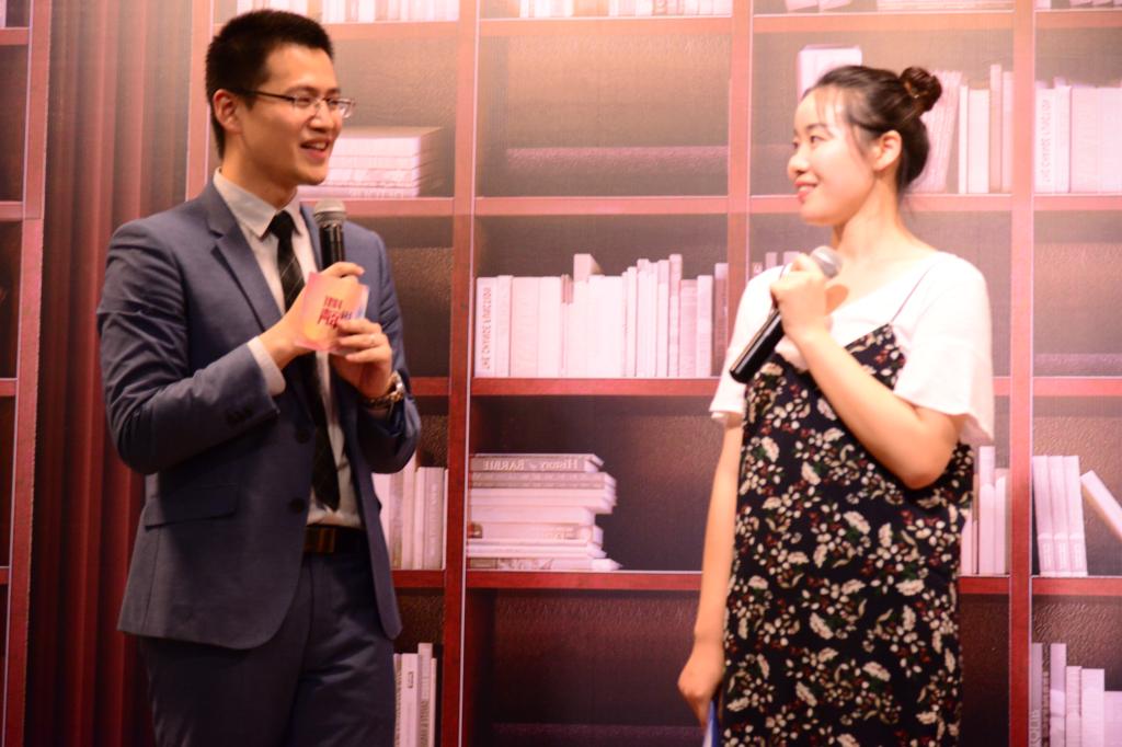 高亚东(右)在演讲比赛现场 高亚东(右)在演讲比赛现场