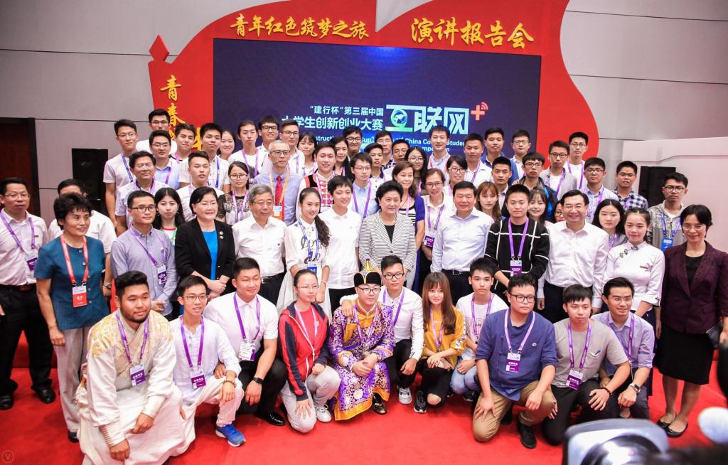 刘延东总理与红色筑梦之旅演讲团成员合影 刘延东总理与红色筑梦之旅演讲团成员合影