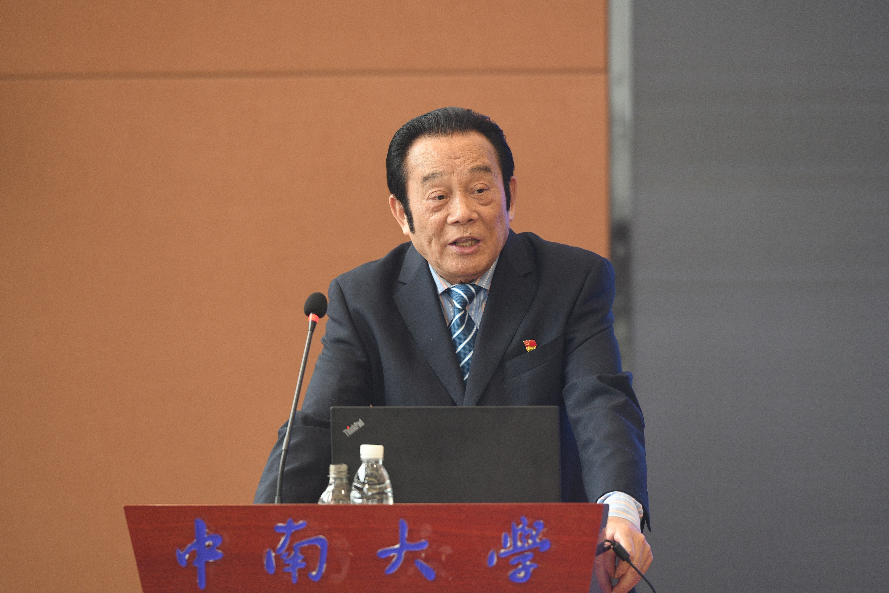 文教授为师生作报告 文教授为师生作报告
