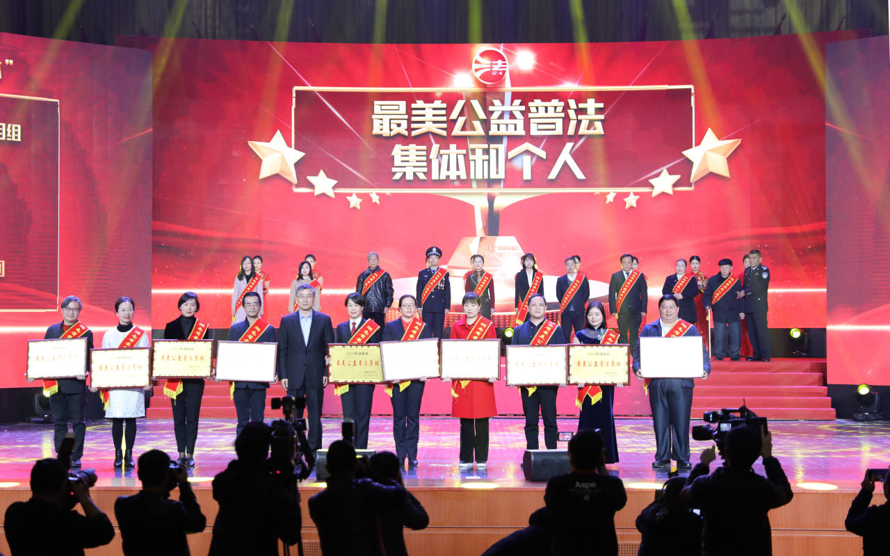 左4为法学院党委副书记黄曦 左4为法学院党委副书记黄曦