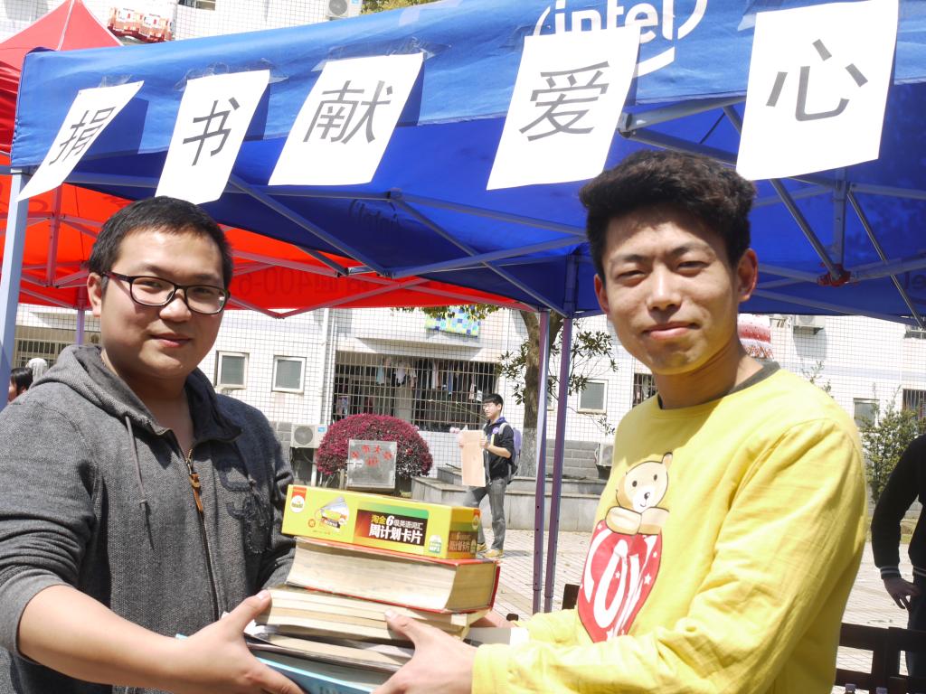 爱心人士孙宁与志愿者合影